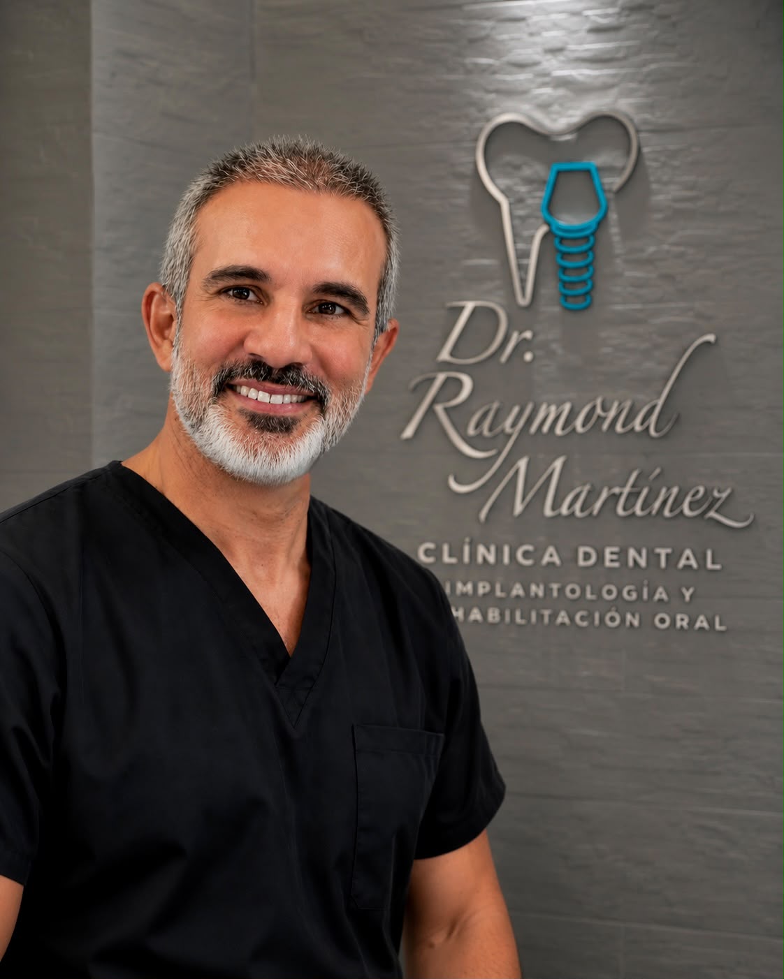 Dr. Raymond Martínez — Especialista en Implantología