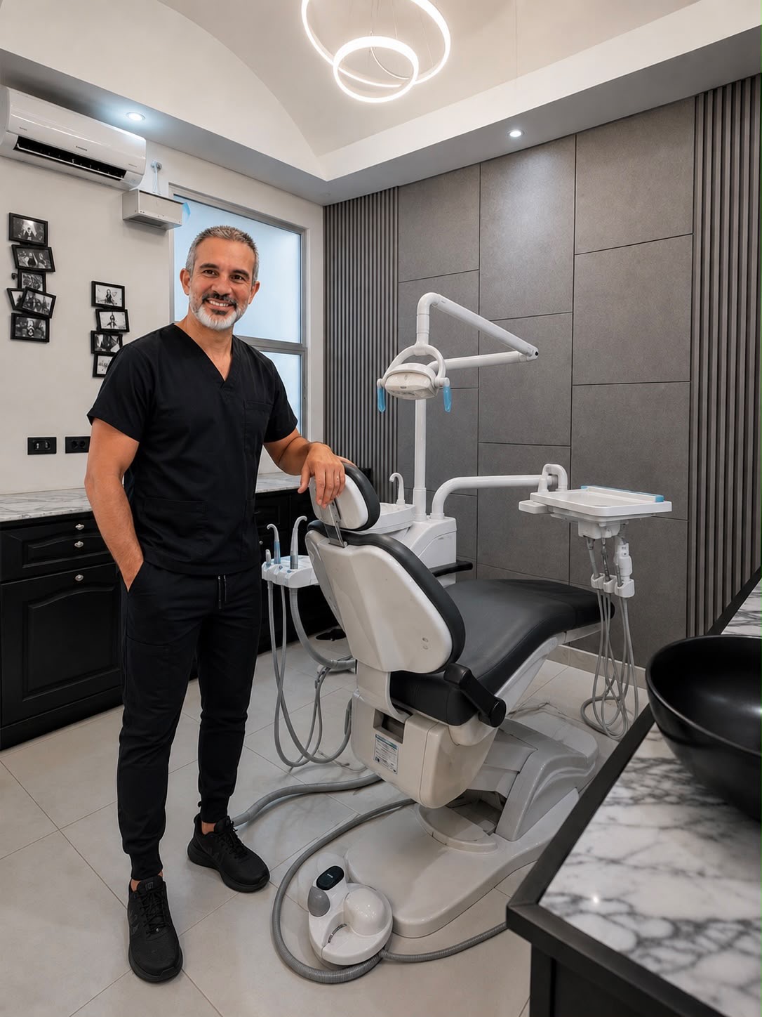 Dr. Raymond Martínez junto al sillón dental de su consultorio