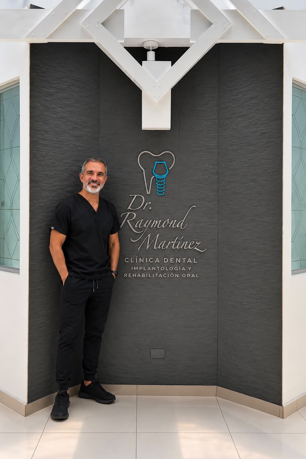 Dr. Raymond Martínez en la entrada de la clínica