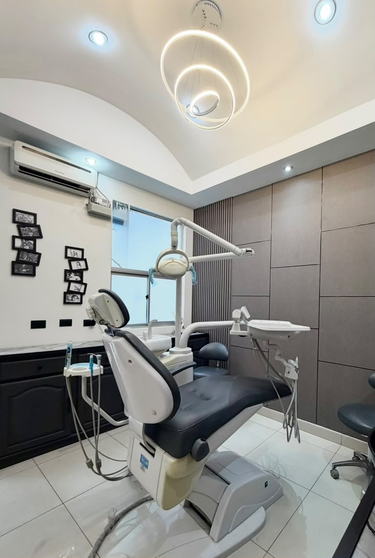 Consultorio dental con equipo moderno